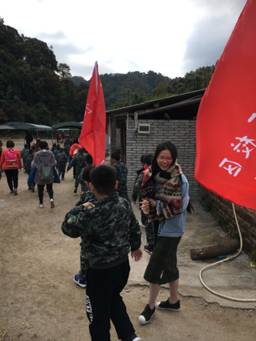 家长寄语:宝贝,中国人是世界上最可爱的人 邓老师和郑老师都很_皮皮网 12月16日,星期六,天气寒冷。 黄冈中学广州学校实验小学二校区二(2)班晨曦中队全体师生家长前往花都梯面常青藤部落开展特种兵的一天主题队日活动。 孩子们真勇敢! 刚好大降温,深山老林里的广州花都梯面农村,就更冷了,家长们都哆嗦了。 孩子们却没有叫冷的,小小的手,用冰冷的山泉水去把鸡肉洗干净。 黄土训练场上面风又大,是那种忽然吹来的阵风,吹到大家头发上都是土。 教官是军人。 我们晨曦中队的孩子们在山里面,很兴奋的,和教官们一起渡过了特种兵的一天。 好几个训练项目说句实在话,家长上去家长都怕。